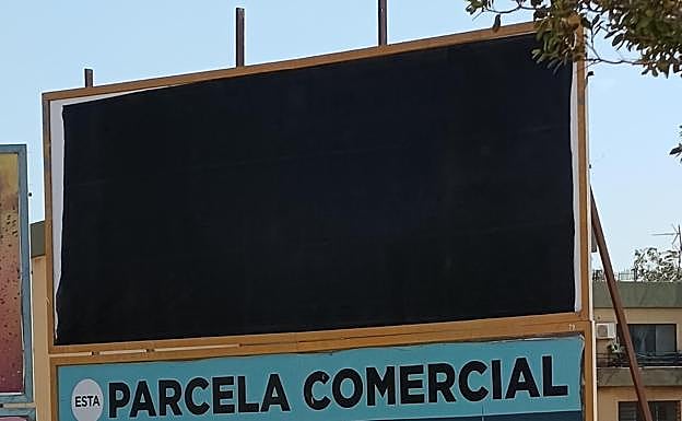 Una de las vallas cubiertas con una gran lona.