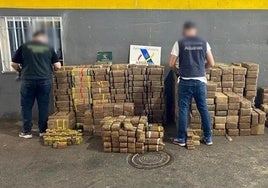 Incautación en Motril este mes de más de 2.800 kilos de hachís ocultos en los bajos del contenedor de un camión.