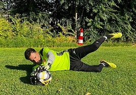 El portero Marc Martínez detiene un balón en un entrenamiento particular en Santa Fe.