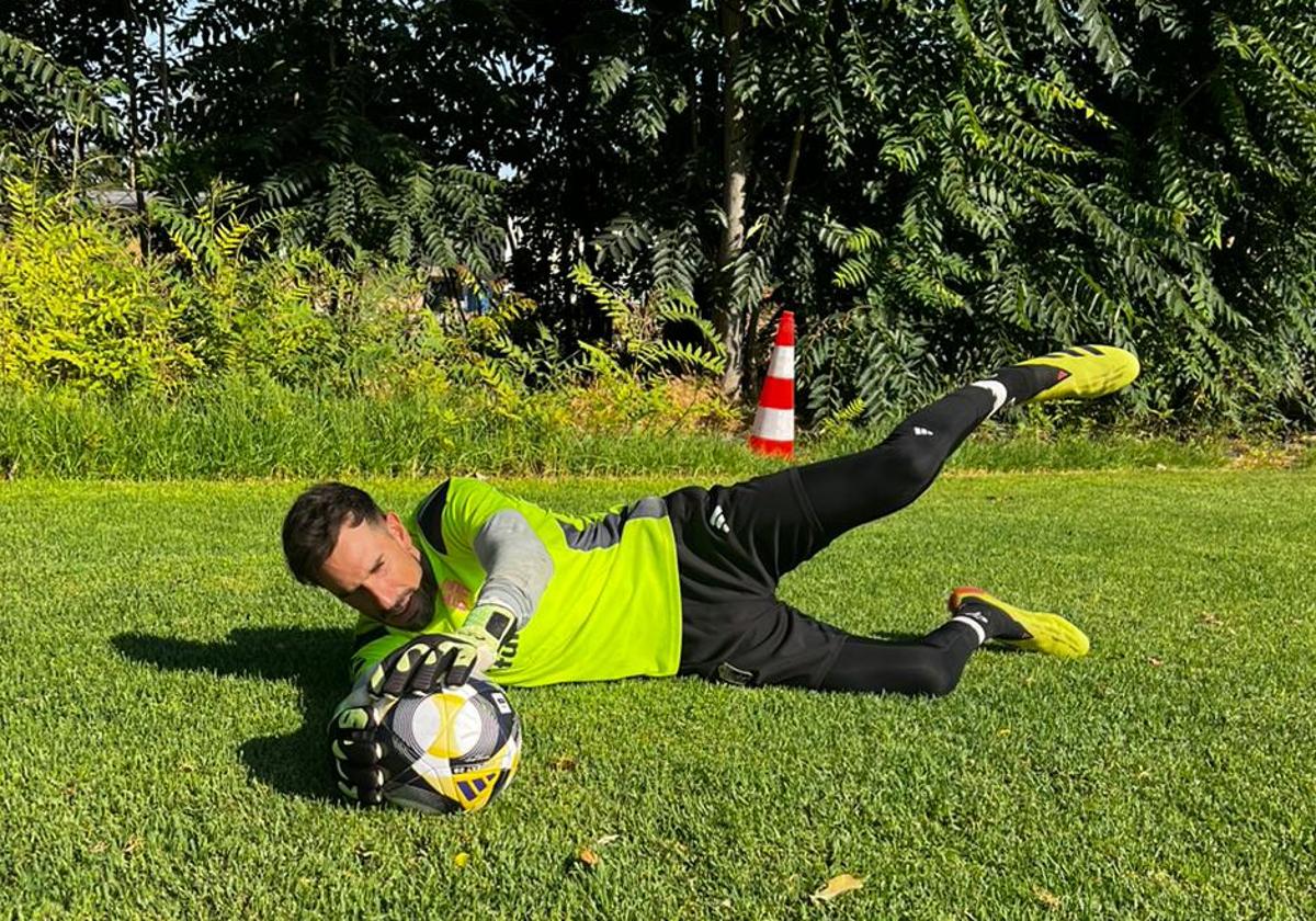 El portero Marc Martínez detiene un balón en un entrenamiento particular en Santa Fe.
