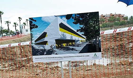Cartel informativo de la obra del nuevo Instituto de Educación Secundaria (IES) que construye la Junta en Almerimar.