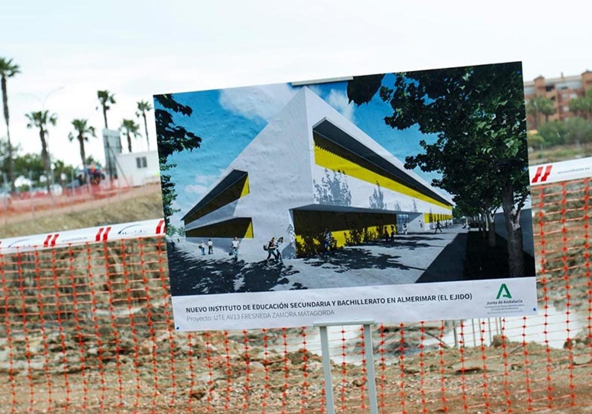 Cartel informativo de la obra del nuevo Instituto de Educación Secundaria (IES) que construye la Junta en Almerimar.