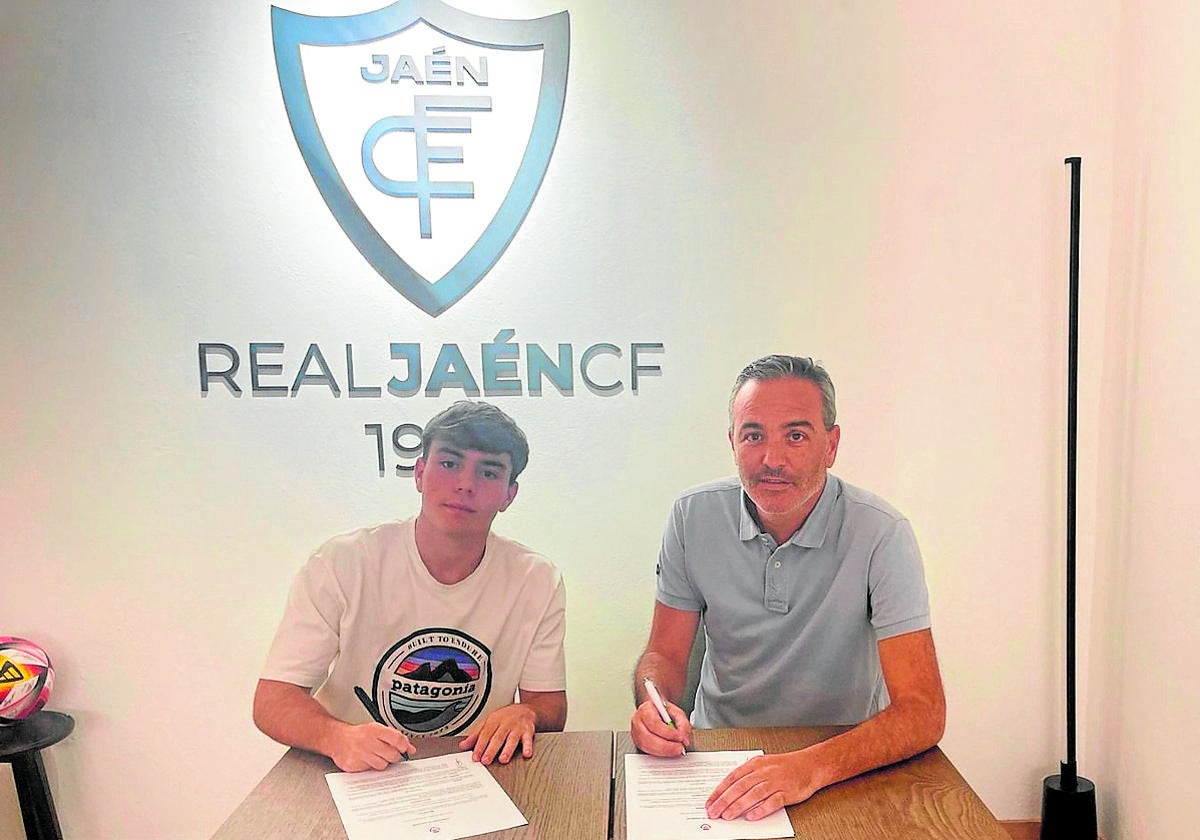 José Antonio Martínez firmando su renovación con el conjunto blanco.