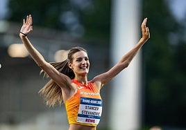 Una Stancev celebra su título como campeona del Mundial universitario.