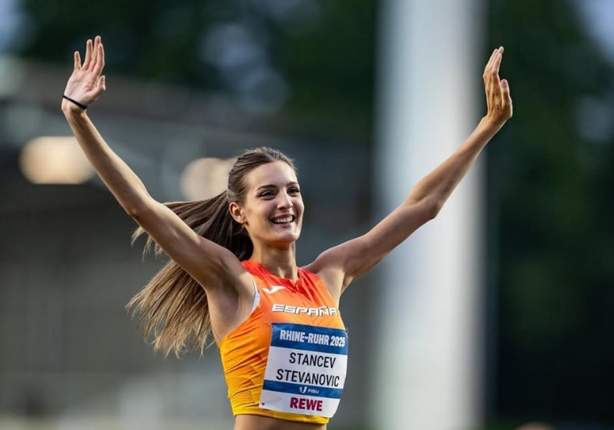 Una Stancev celebra su título como campeona del Mundial universitario.