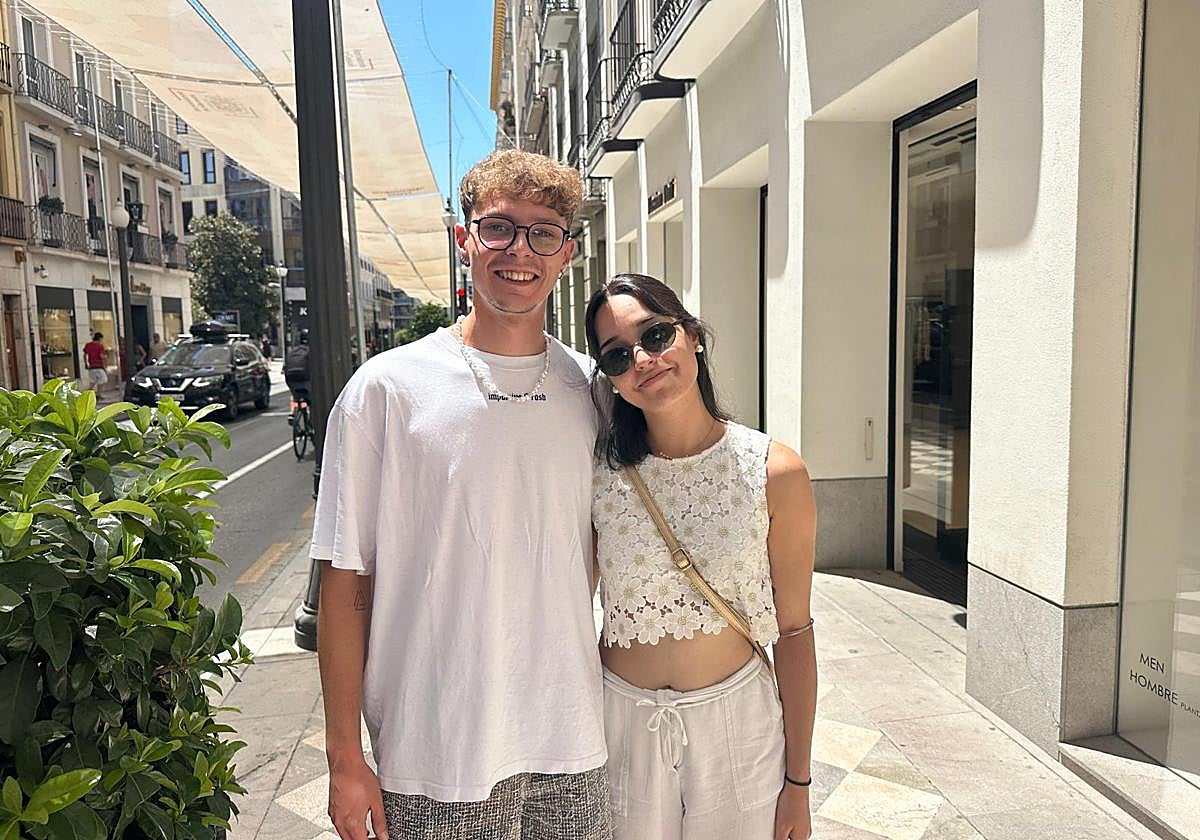 Alejandro Lozano y su pareja, naturales de Ciudad Real, posan en Reyes Católicos.