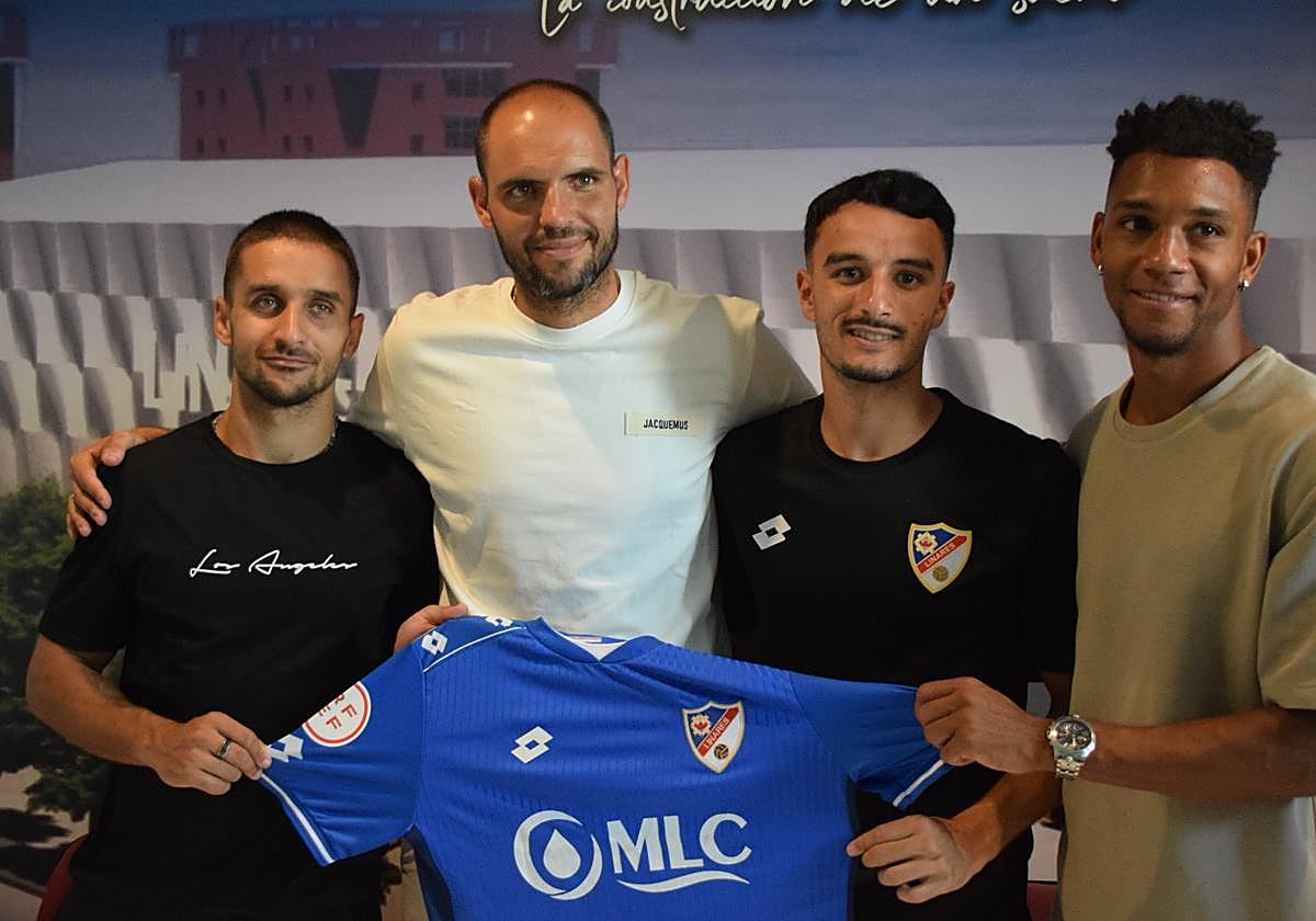 Luis Aguado, Cristian Sanz, Víctor López y Manny Alexander con la camiseta azulilla.