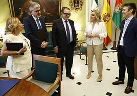La alcaldesa, Marifrán Carazo, junto al edil Jorge Saavedra y representantes de Caja Rural.