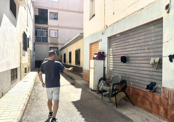José Manuel señala el lugar donde ocurrieron los hechos, en la puerta de la casa del detenido.