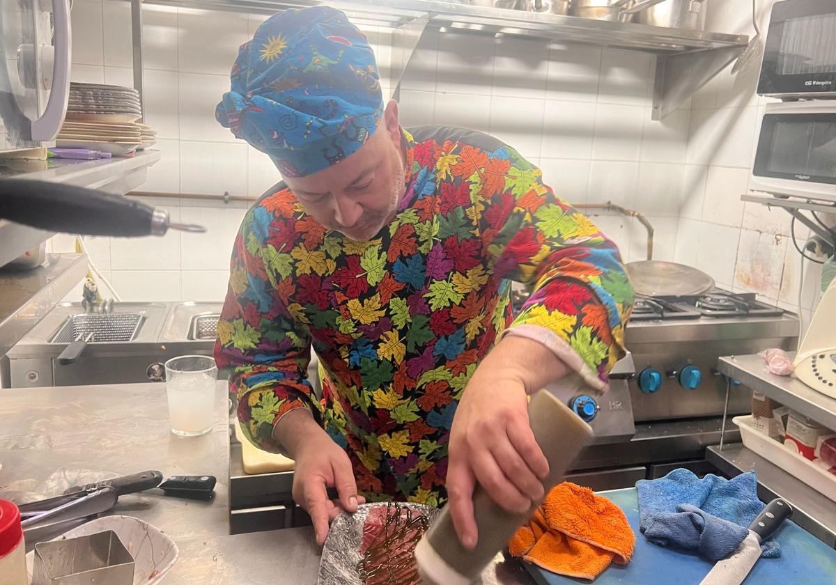 David Jiménez en la cocina de El Rinconcillo de M&D.