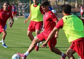 Diego Collado, con el balón en su primer entrenamiento con la Cultural Leonesa.