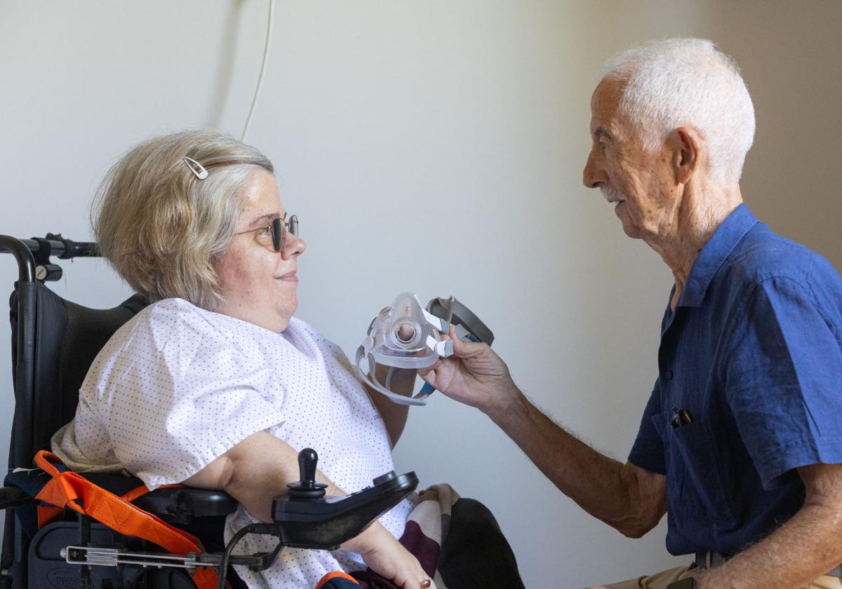 Esperanza y Manuel, hija y padre, en el Hospital San Rafael de Granada.