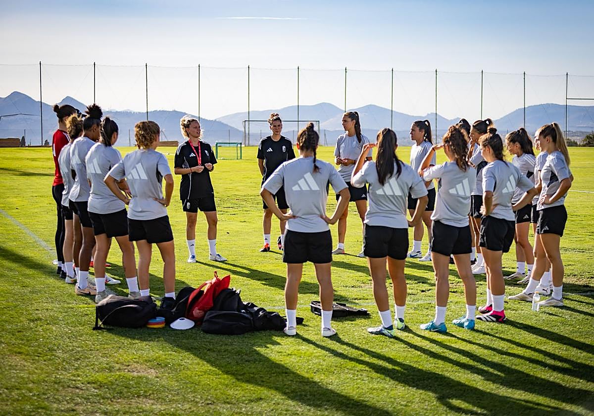 Las futbolistas rojiblancas atienden una charla de la preparadora Irene Ferreras.