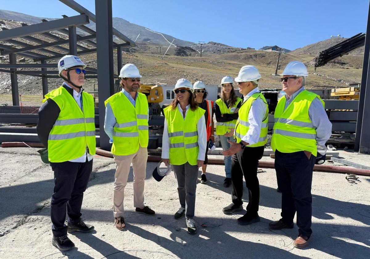 La consejera Rocío Díaz ha estado acompañada en la visita por el delegado del Gobierno de la Junta en Granada, Antonio Granados; el consejero delegado de Cetursa, Jesús Ibáñez; y el delegado territorial de Fomento, Antonio Ayllón.