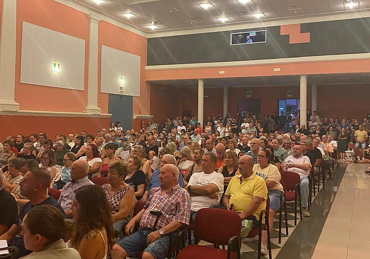 Vecinos de Castilléjar, en la reunión con el alcalde y la plataforma