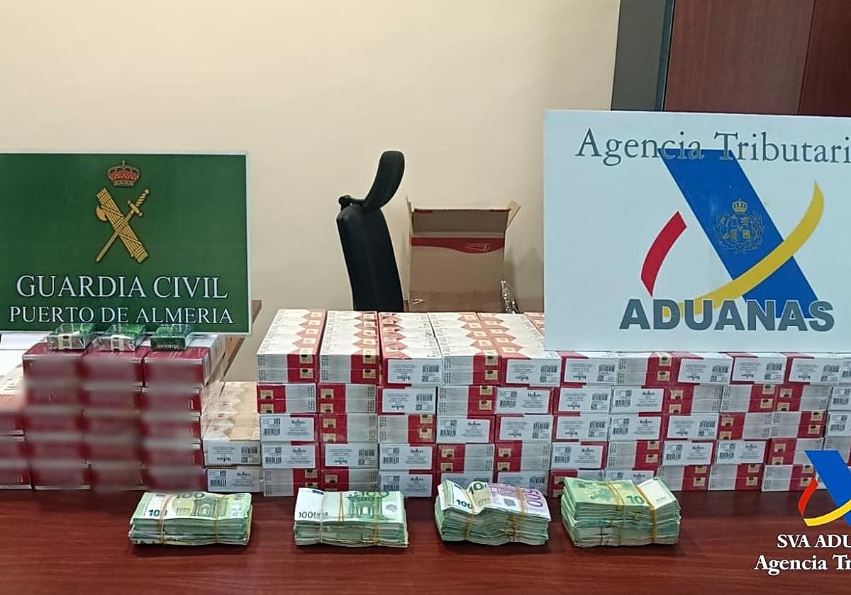 Incautan en Almería 500 cajetillas de tabaco ocultas en un doble fondo de una furgoneta procedente de Argelia