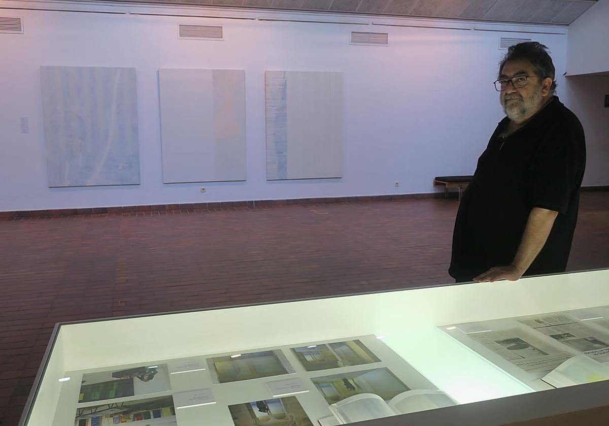 José Vallejo, comisario de la exposición, junto a las obras.