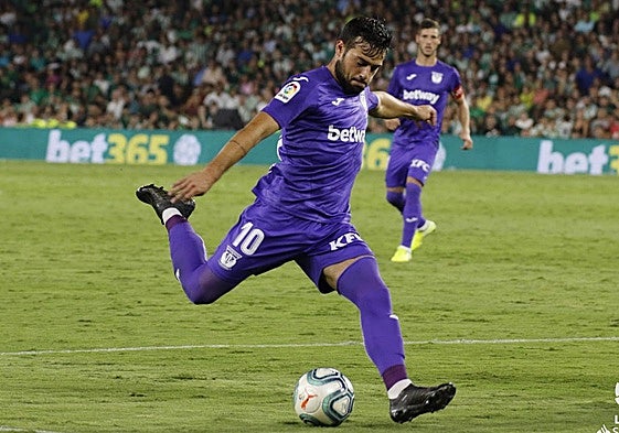Arnaiz chuta con el Leganés ante la mirada de Rubén Pérez.