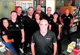 Fernando Mañas, junto a su equipo al frente de la cafetería del Edificio Central del Campus.