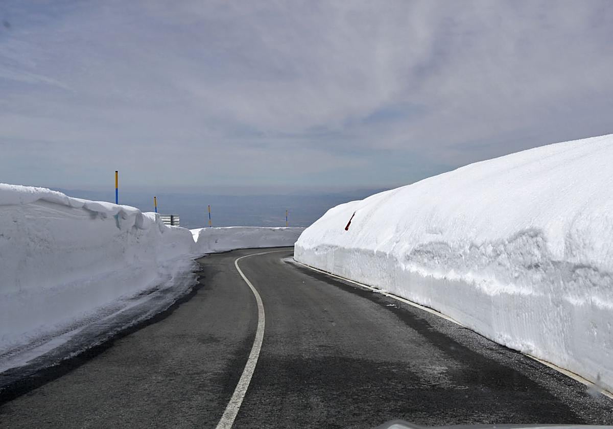 Carretera del puerto de Sierra Nevada bordeada de sendos muros de nieve.