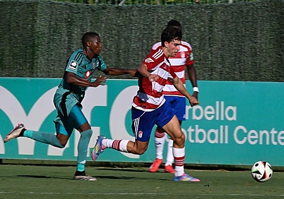 Pedro Alemañ conduce un balón contra el Orlando Pirates.