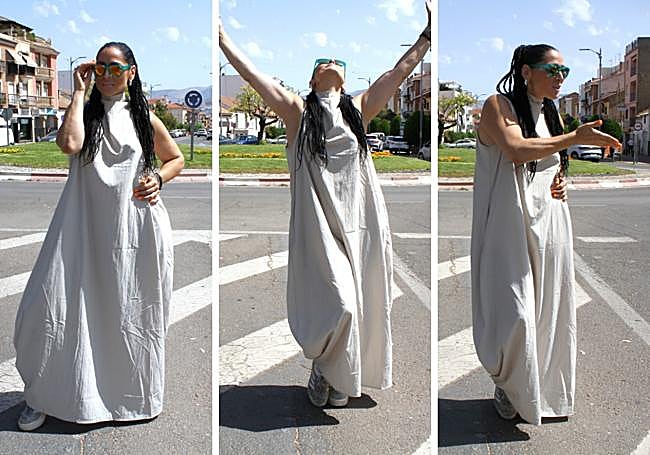 Rosa, en la rotonda de Armilla, responde a los mensajes que le llegan desde lo coches.