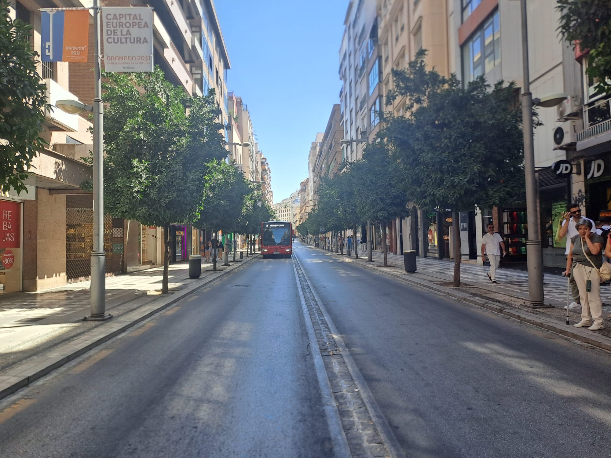 Las imágenes de una Granada desértica con la ola de calor