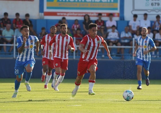 Arribas conduciendo el balón
