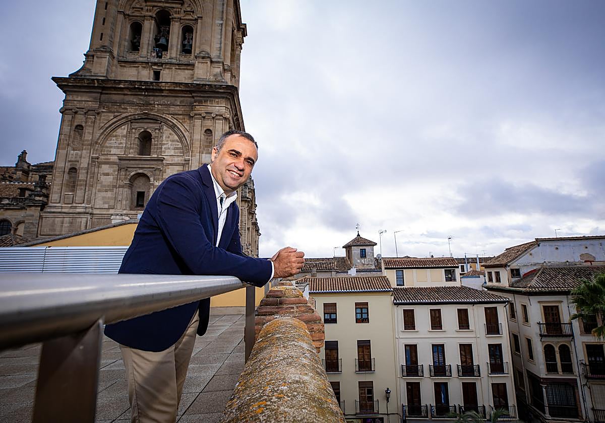 El presidente de la Diputación, Francis Rodríguez, en la terraza del Palacio de Niñas Nobles, antes de la reforma.