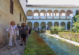 La guía turística Alica Berrio, en una excursión por la Alhambra.