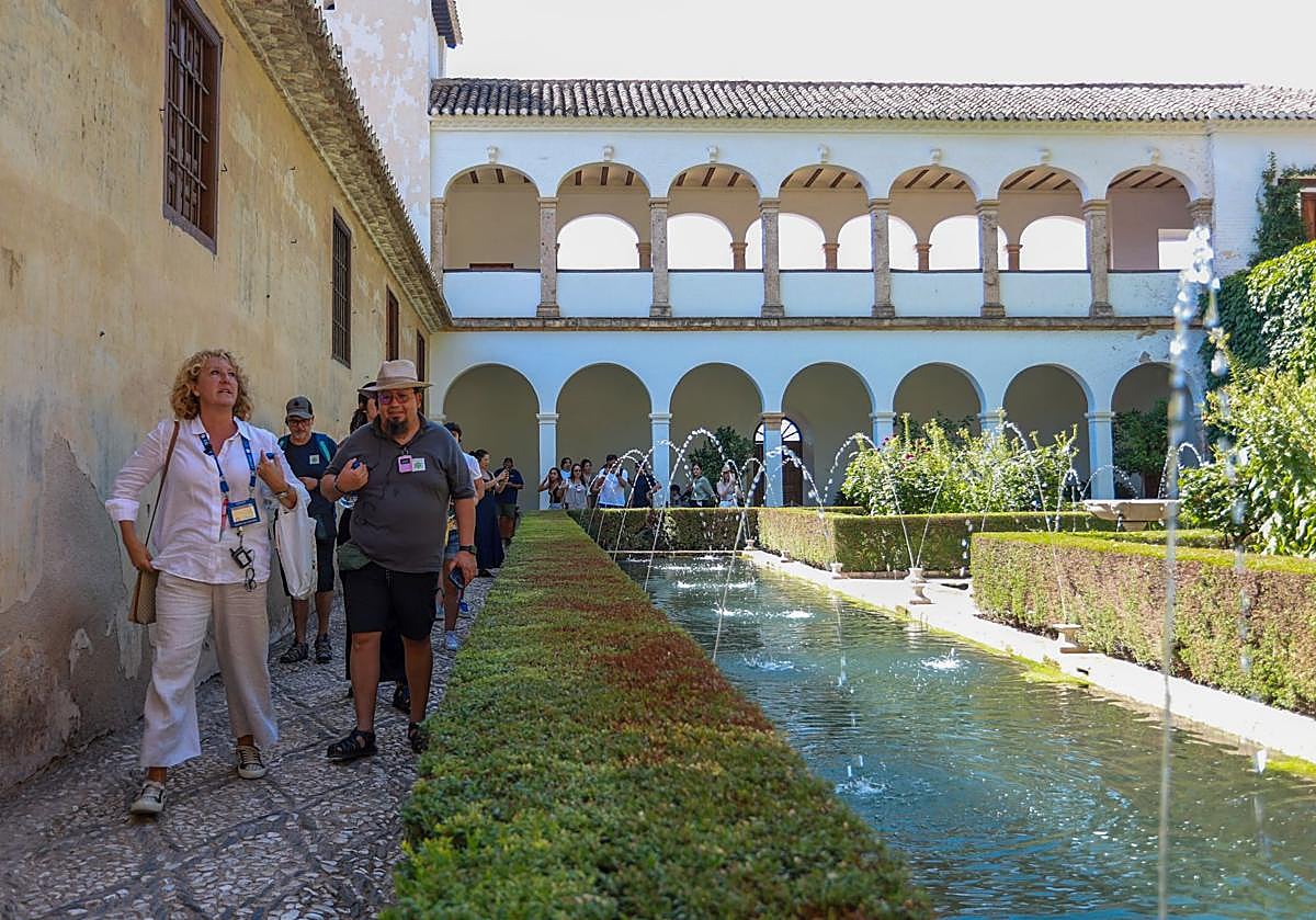 La guía turística Alica Berrio, en una excursión por la Alhambra.