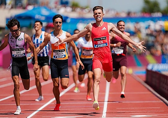 Ignacio Fontes apura los últimos metros por detrás de los medallistas.