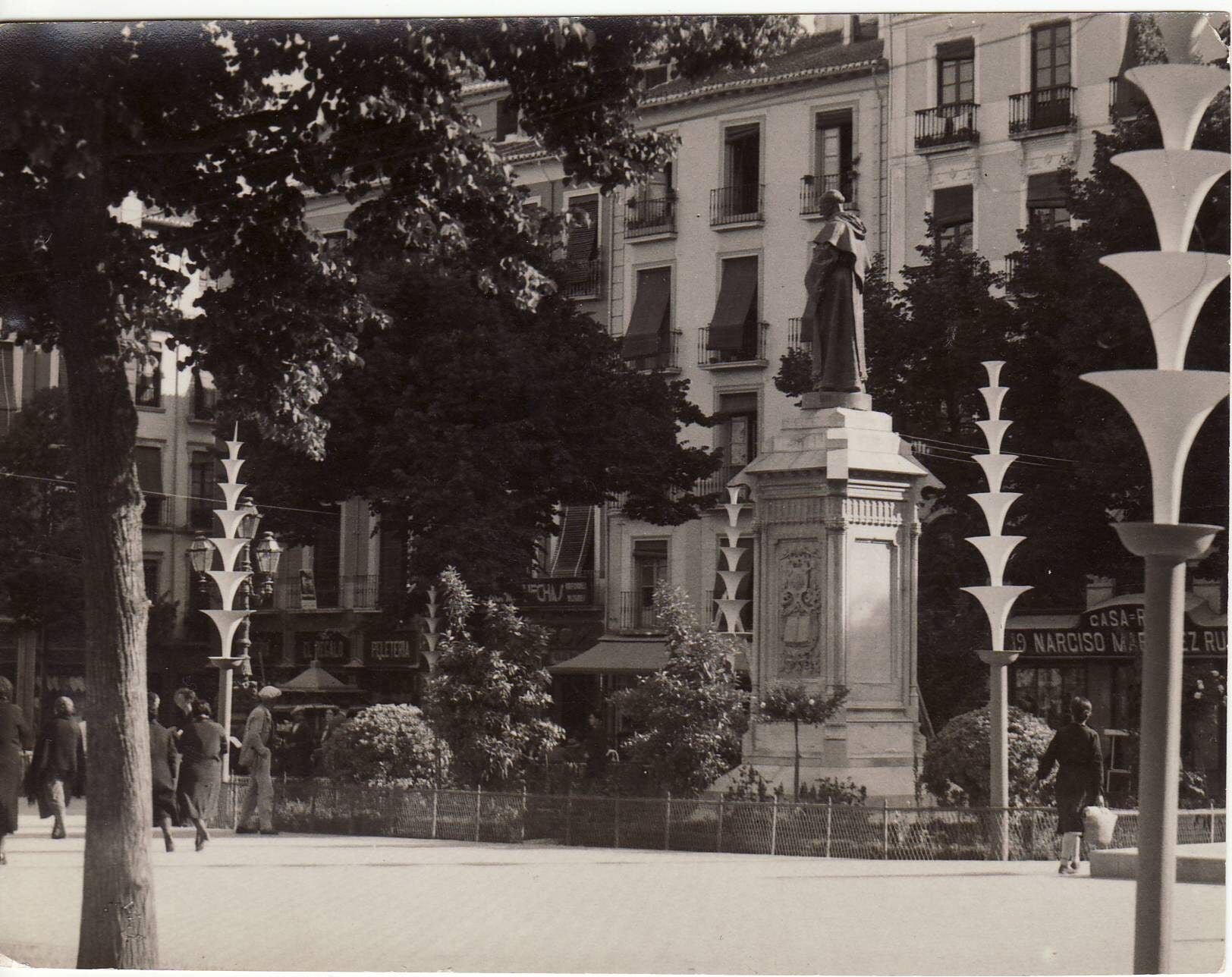 La plaza decorada para el Corpus y con el monumento de Fray Luis de Granada