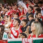 Aficionados del Granada durante un partido en Los Cármenes.