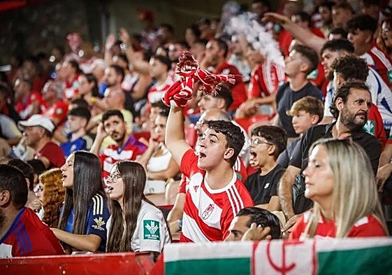Aficionados del Granada durante un partido en Los Cármenes.