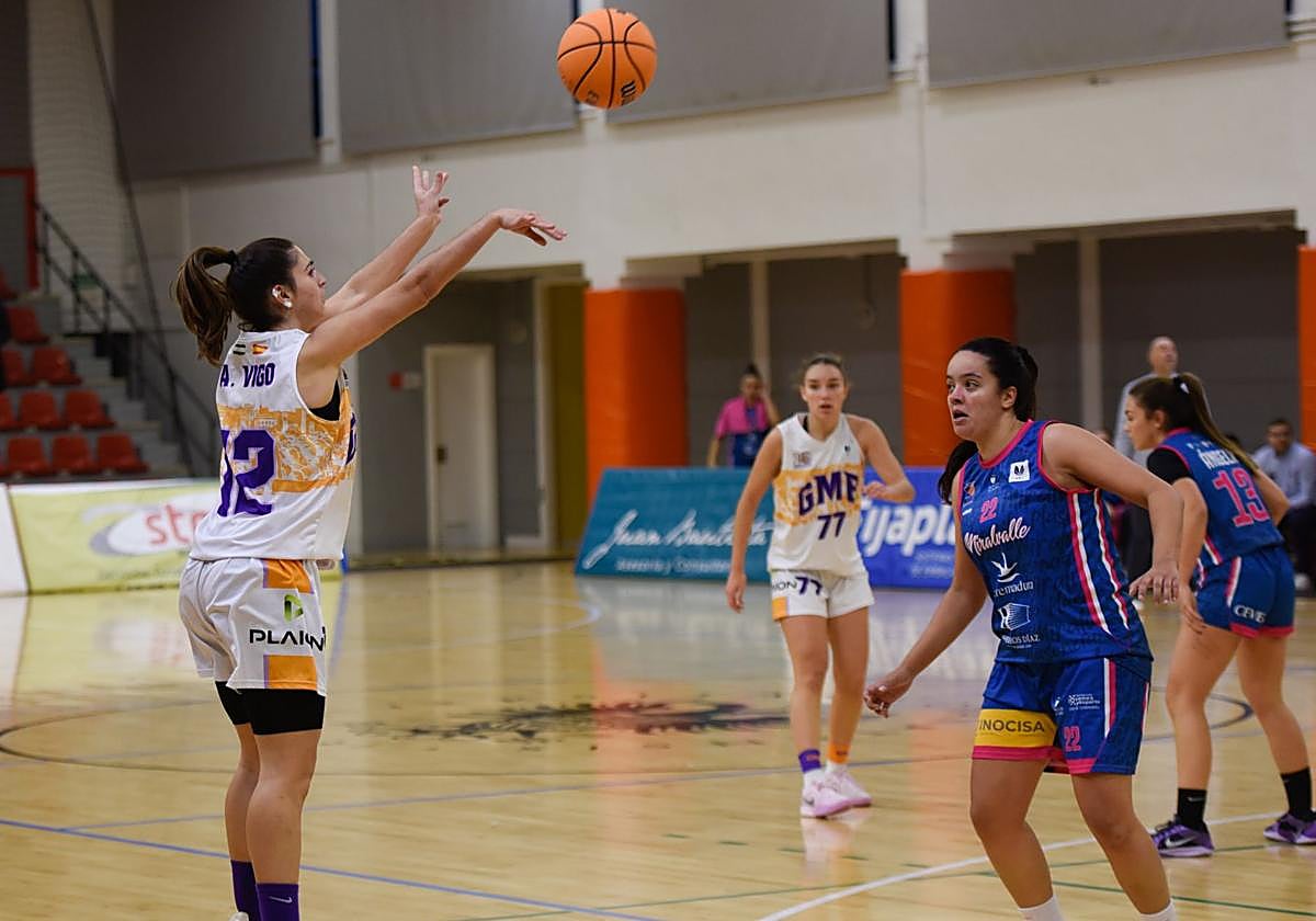 Alba Vigo lanza a canasta en Fuentenueva.