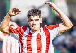 Peio Canales celebra un gol con el filial del Athletic en Primera RFEF la temporada pasada.