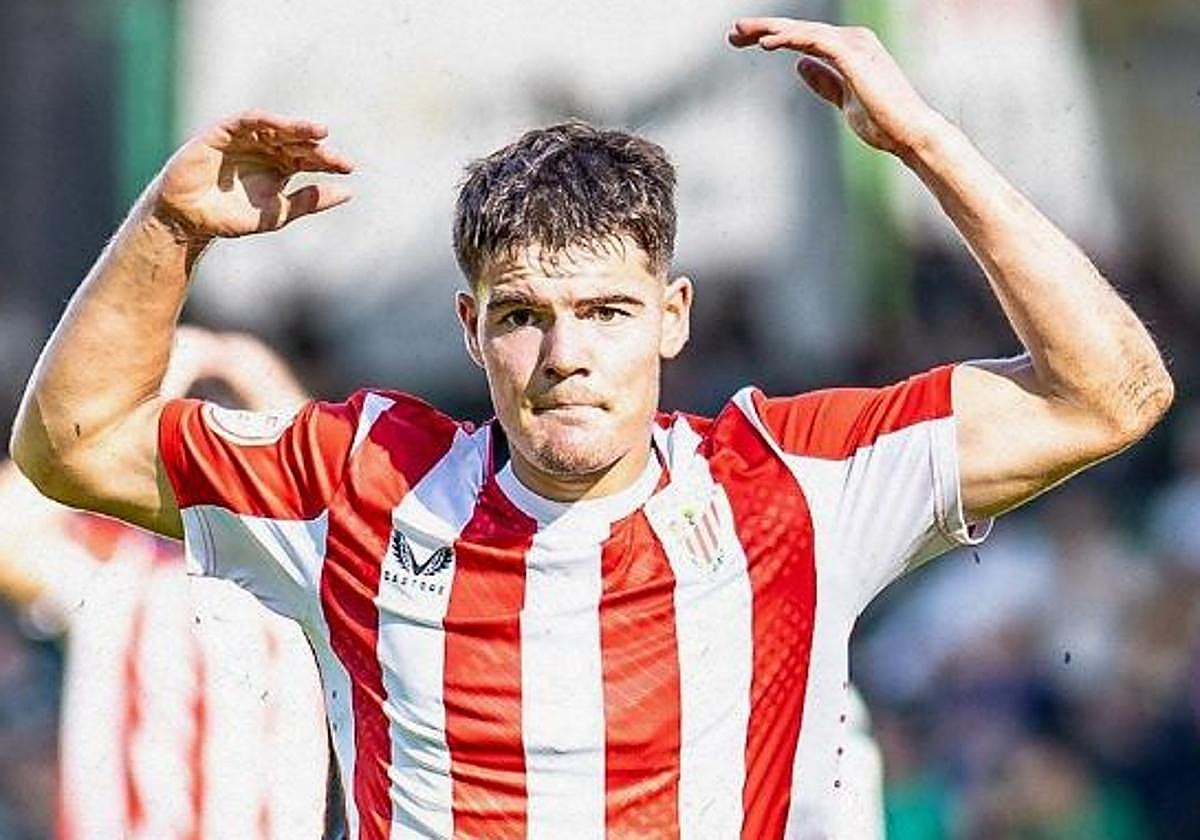 Peio Canales celebra un gol con el filial del Athletic en Primera RFEF la temporada pasada.