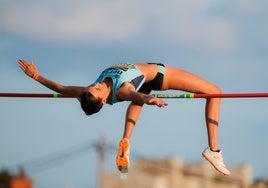 Una Stancev supera una altura durante el Campeonato de España en Tarragona.