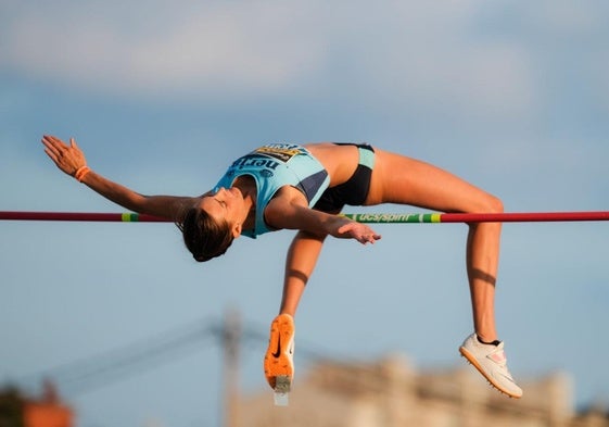 Una Stancev supera una altura durante el Campeonato de España en Tarragona.