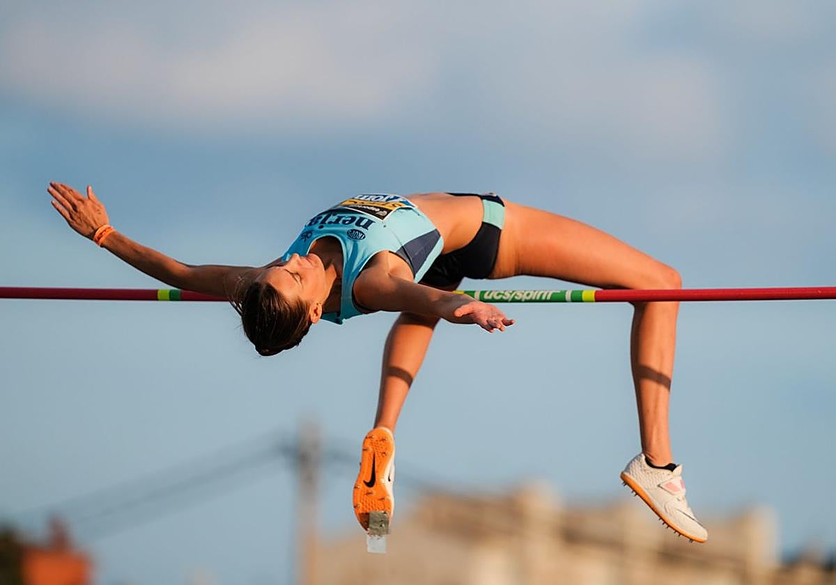 Una Stancev supera una altura durante el Campeonato de España en Tarragona.