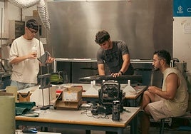 Miembros de Faraday Rocketry UPV trabajan en el cohete.