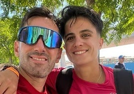 Jacinto Garzón y María Pérez se abrazan en Tarragona.