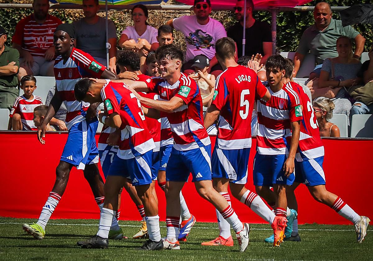 Los jugadores del Recreativo celebran un gol durante la pasada campaña.
