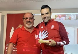 Antonio Molina, a la derecha, en un acto anterior con las peñas del Granada.