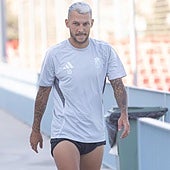 Stoichkov sale a entrenar durante una sesión de la presente pretemporada en la Ciudad Deportiva del Granada.