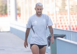 Stoichkov sale a entrenar durante una sesión de la presente pretemporada en la Ciudad Deportiva del Granada.