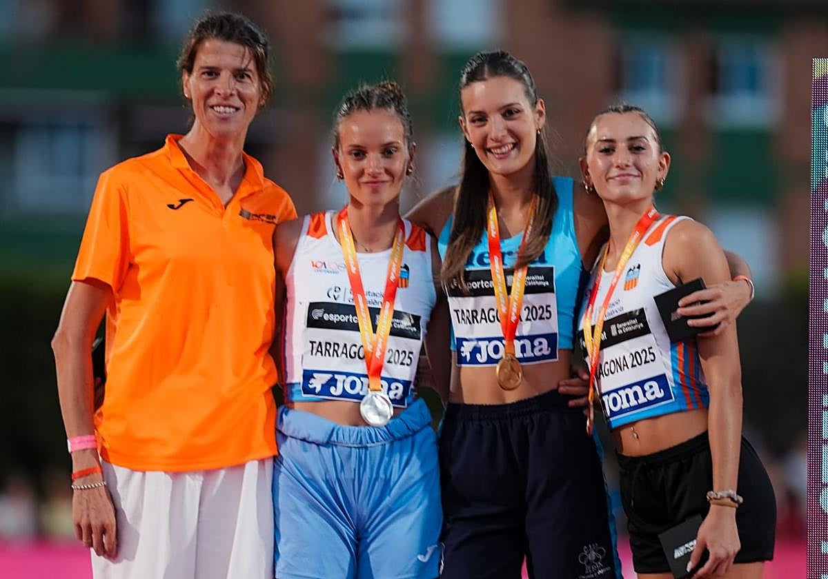 Una Stancev (Nerja) posa en el podio junto a sus compañeras y Ruth Beitia.