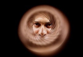 Instalar una cámara en la mirilla sin razones de seguridad es desproporcionado y afecta a la intimidad: lo dice el Supremo