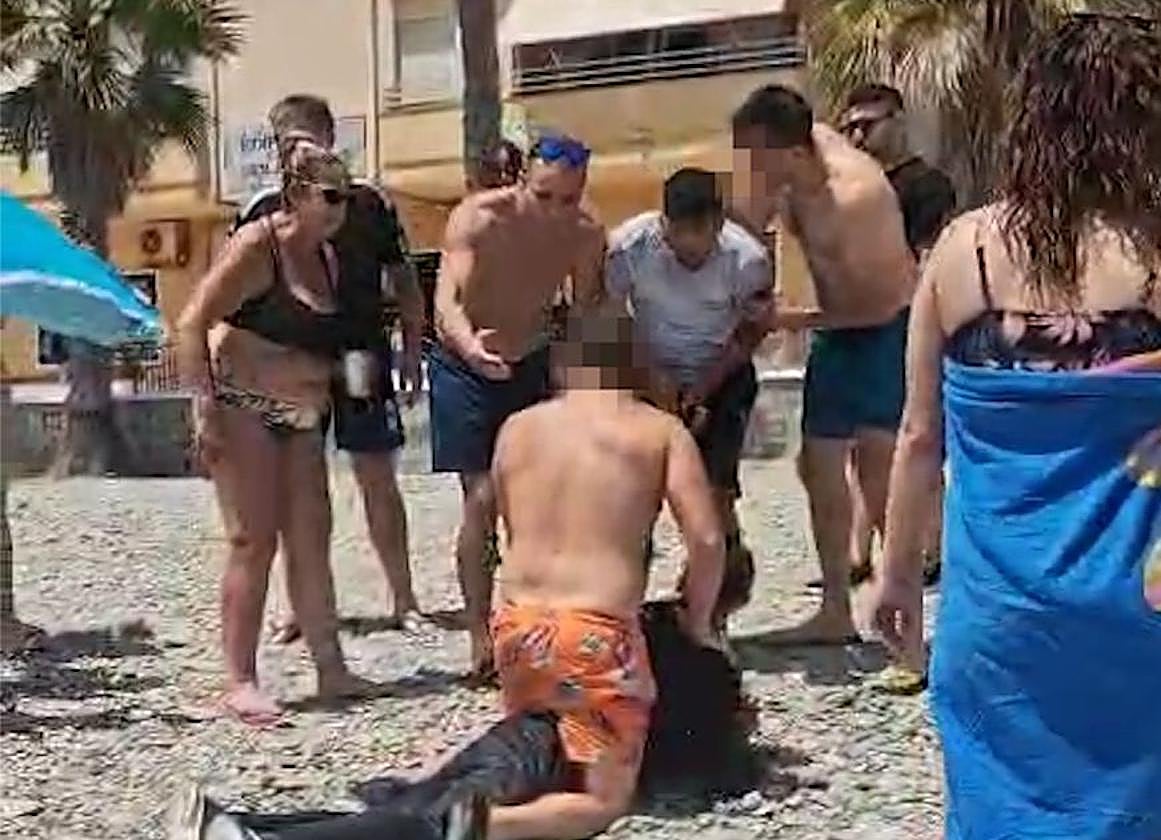 El vídeo de los bañistas de Granada que retienen a los inmigrantes desembarcados